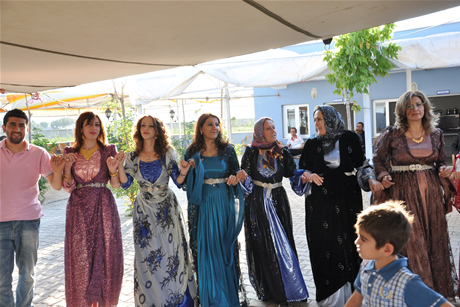 Yüksekova'da 03-04 Eylül 2011 tarihlerinde evlenen bazı çiftleri sizler için sayfamıza taşıdık. Yüksekova Güncel Ailesi olarak tüm çiftlerimize mutluluklar diliyoruz...