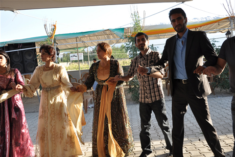 Yüksekova'da 03-04 Eylül 2011 tarihlerinde evlenen bazı çiftleri sizler için sayfamıza taşıdık. Yüksekova Güncel Ailesi olarak tüm çiftlerimize mutluluklar diliyoruz...