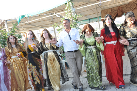 Yüksekova'da 03-04 Eylül 2011 tarihlerinde evlenen bazı çiftleri sizler için sayfamıza taşıdık. Yüksekova Güncel Ailesi olarak tüm çiftlerimize mutluluklar diliyoruz...