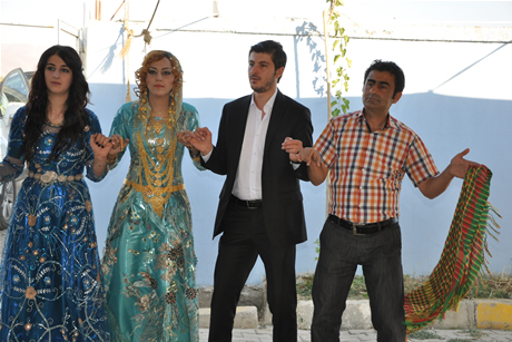 Yüksekova'da 03-04 Eylül 2011 tarihlerinde evlenen bazı çiftleri sizler için sayfamıza taşıdık. Yüksekova Güncel Ailesi olarak tüm çiftlerimize mutluluklar diliyoruz...