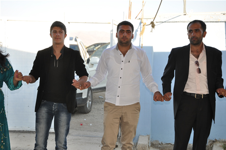 Yüksekova'da 03-04 Eylül 2011 tarihlerinde evlenen bazı çiftleri sizler için sayfamıza taşıdık. Yüksekova Güncel Ailesi olarak tüm çiftlerimize mutluluklar diliyoruz...