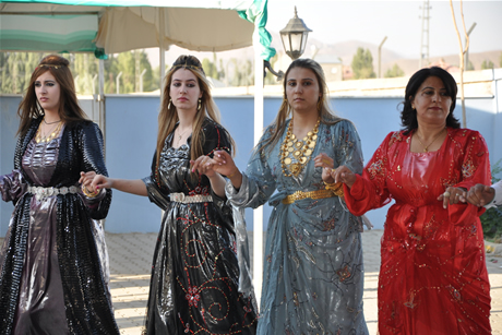 Yüksekova'da 03-04 Eylül 2011 tarihlerinde evlenen bazı çiftleri sizler için sayfamıza taşıdık. Yüksekova Güncel Ailesi olarak tüm çiftlerimize mutluluklar diliyoruz...