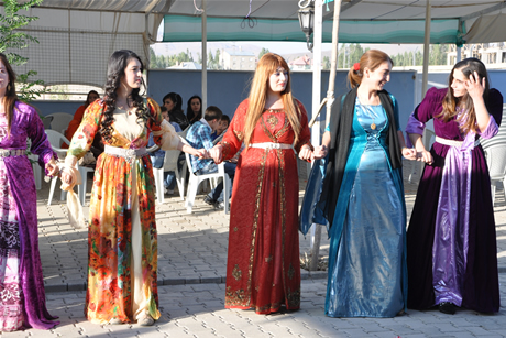 Yüksekova'da 03-04 Eylül 2011 tarihlerinde evlenen bazı çiftleri sizler için sayfamıza taşıdık. Yüksekova Güncel Ailesi olarak tüm çiftlerimize mutluluklar diliyoruz...