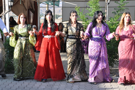 Yüksekova'da 03-04 Eylül 2011 tarihlerinde evlenen bazı çiftleri sizler için sayfamıza taşıdık. Yüksekova Güncel Ailesi olarak tüm çiftlerimize mutluluklar diliyoruz...