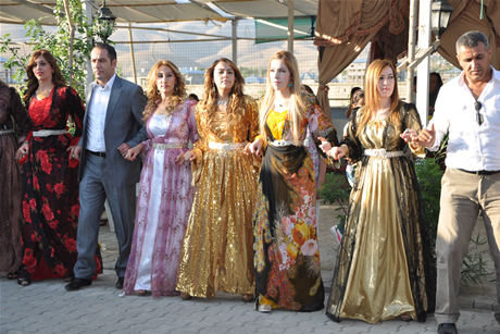 Yüksekova'da 03-04 Eylül 2011 tarihlerinde evlenen bazı çiftleri sizler için sayfamıza taşıdık. Yüksekova Güncel Ailesi olarak tüm çiftlerimize mutluluklar diliyoruz...