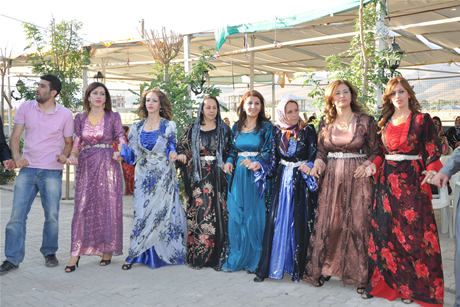 Yüksekova'da 03-04 Eylül 2011 tarihlerinde evlenen bazı çiftleri sizler için sayfamıza taşıdık. Yüksekova Güncel Ailesi olarak tüm çiftlerimize mutluluklar diliyoruz...