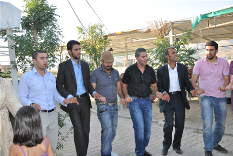 Yüksekova'da 03-04 Eylül 2011 tarihlerinde evlenen bazı çiftleri sizler için sayfamıza taşıdık. Yüksekova Güncel Ailesi olarak tüm çiftlerimize mutluluklar diliyoruz...