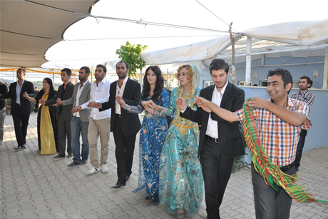 Yüksekova'da 03-04 Eylül 2011 tarihlerinde evlenen bazı çiftleri sizler için sayfamıza taşıdık. Yüksekova Güncel Ailesi olarak tüm çiftlerimize mutluluklar diliyoruz...