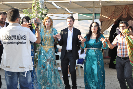 Yüksekova'da 03-04 Eylül 2011 tarihlerinde evlenen bazı çiftleri sizler için sayfamıza taşıdık. Yüksekova Güncel Ailesi olarak tüm çiftlerimize mutluluklar diliyoruz...