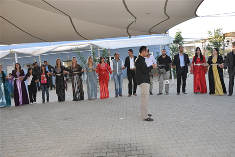 Yüksekova'da 03-04 Eylül 2011 tarihlerinde evlenen bazı çiftleri sizler için sayfamıza taşıdık. Yüksekova Güncel Ailesi olarak tüm çiftlerimize mutluluklar diliyoruz...