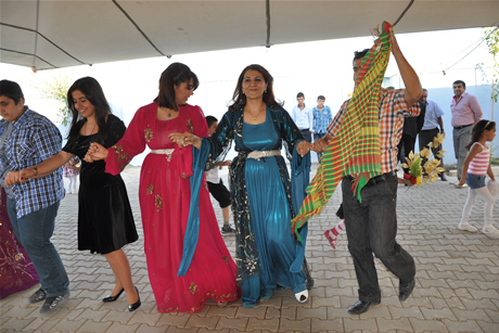 Yüksekova'da 03-04 Eylül 2011 tarihlerinde evlenen bazı çiftleri sizler için sayfamıza taşıdık. Yüksekova Güncel Ailesi olarak tüm çiftlerimize mutluluklar diliyoruz...