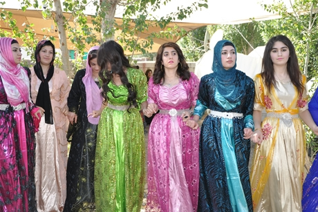 Yüksekova'da 03-04 Eylül 2011 tarihlerinde evlenen bazı çiftleri sizler için sayfamıza taşıdık. Yüksekova Güncel Ailesi olarak tüm çiftlerimize mutluluklar diliyoruz...