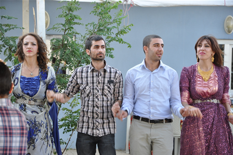 Yüksekova'da 03-04 Eylül 2011 tarihlerinde evlenen bazı çiftleri sizler için sayfamıza taşıdık. Yüksekova Güncel Ailesi olarak tüm çiftlerimize mutluluklar diliyoruz...