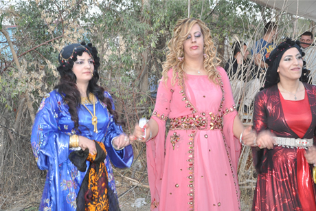 Yüksekova'da 03-04 Eylül 2011 tarihlerinde evlenen bazı çiftleri sizler için sayfamıza taşıdık. Yüksekova Güncel Ailesi olarak tüm çiftlerimize mutluluklar diliyoruz...