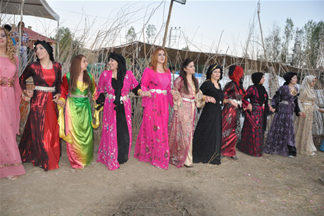 Yüksekova'da 03-04 Eylül 2011 tarihlerinde evlenen bazı çiftleri sizler için sayfamıza taşıdık. Yüksekova Güncel Ailesi olarak tüm çiftlerimize mutluluklar diliyoruz...