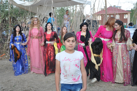 Yüksekova'da 03-04 Eylül 2011 tarihlerinde evlenen bazı çiftleri sizler için sayfamıza taşıdık. Yüksekova Güncel Ailesi olarak tüm çiftlerimize mutluluklar diliyoruz...