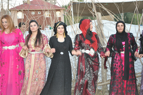 Yüksekova'da 03-04 Eylül 2011 tarihlerinde evlenen bazı çiftleri sizler için sayfamıza taşıdık. Yüksekova Güncel Ailesi olarak tüm çiftlerimize mutluluklar diliyoruz...