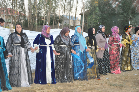 Yüksekova'da 03-04 Eylül 2011 tarihlerinde evlenen bazı çiftleri sizler için sayfamıza taşıdık. Yüksekova Güncel Ailesi olarak tüm çiftlerimize mutluluklar diliyoruz...