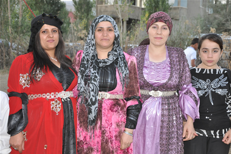 Yüksekova'da 03-04 Eylül 2011 tarihlerinde evlenen bazı çiftleri sizler için sayfamıza taşıdık. Yüksekova Güncel Ailesi olarak tüm çiftlerimize mutluluklar diliyoruz...