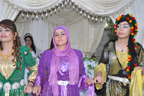 Yüksekova'da 03-04 Eylül 2011 tarihlerinde evlenen bazı çiftleri sizler için sayfamıza taşıdık. Yüksekova Güncel Ailesi olarak tüm çiftlerimize mutluluklar diliyoruz...