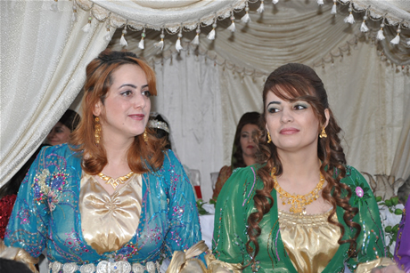 Yüksekova'da 03-04 Eylül 2011 tarihlerinde evlenen bazı çiftleri sizler için sayfamıza taşıdık. Yüksekova Güncel Ailesi olarak tüm çiftlerimize mutluluklar diliyoruz...