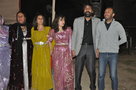 Yüksekova'da 03-04 Eylül 2011 tarihlerinde evlenen bazı çiftleri sizler için sayfamıza taşıdık. Yüksekova Güncel Ailesi olarak tüm çiftlerimize mutluluklar diliyoruz...