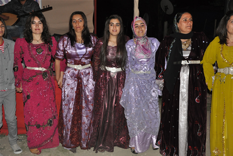 Yüksekova'da 03-04 Eylül 2011 tarihlerinde evlenen bazı çiftleri sizler için sayfamıza taşıdık. Yüksekova Güncel Ailesi olarak tüm çiftlerimize mutluluklar diliyoruz...