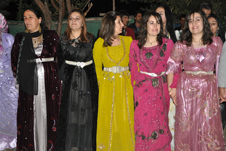 Yüksekova'da 03-04 Eylül 2011 tarihlerinde evlenen bazı çiftleri sizler için sayfamıza taşıdık. Yüksekova Güncel Ailesi olarak tüm çiftlerimize mutluluklar diliyoruz...