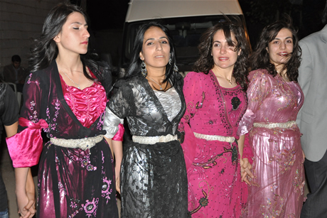 Yüksekova'da 03-04 Eylül 2011 tarihlerinde evlenen bazı çiftleri sizler için sayfamıza taşıdık. Yüksekova Güncel Ailesi olarak tüm çiftlerimize mutluluklar diliyoruz...