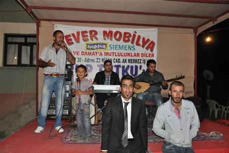 Yüksekova'da 03-04 Eylül 2011 tarihlerinde evlenen bazı çiftleri sizler için sayfamıza taşıdık. Yüksekova Güncel Ailesi olarak tüm çiftlerimize mutluluklar diliyoruz...