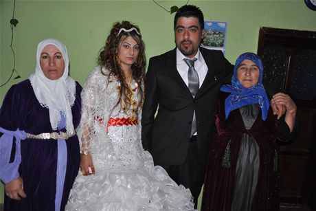 Yüksekova'da 03-04 Eylül 2011 tarihlerinde evlenen bazı çiftleri sizler için sayfamıza taşıdık. Yüksekova Güncel Ailesi olarak tüm çiftlerimize mutluluklar diliyoruz...