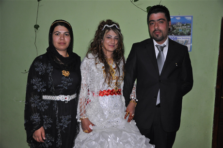 Yüksekova'da 03-04 Eylül 2011 tarihlerinde evlenen bazı çiftleri sizler için sayfamıza taşıdık. Yüksekova Güncel Ailesi olarak tüm çiftlerimize mutluluklar diliyoruz...