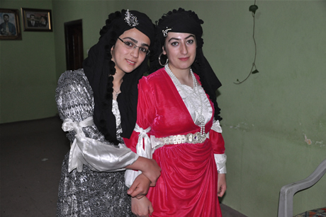 Yüksekova'da 03-04 Eylül 2011 tarihlerinde evlenen bazı çiftleri sizler için sayfamıza taşıdık. Yüksekova Güncel Ailesi olarak tüm çiftlerimize mutluluklar diliyoruz...