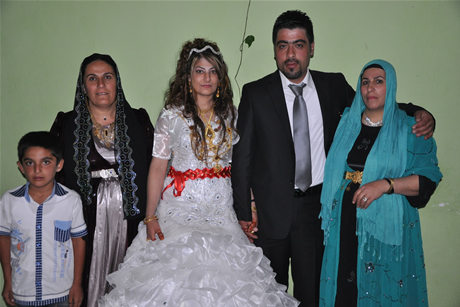 Yüksekova'da 03-04 Eylül 2011 tarihlerinde evlenen bazı çiftleri sizler için sayfamıza taşıdık. Yüksekova Güncel Ailesi olarak tüm çiftlerimize mutluluklar diliyoruz...