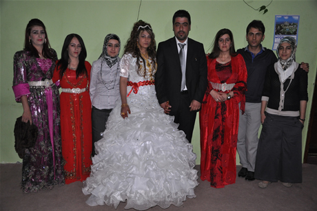 Yüksekova'da 03-04 Eylül 2011 tarihlerinde evlenen bazı çiftleri sizler için sayfamıza taşıdık. Yüksekova Güncel Ailesi olarak tüm çiftlerimize mutluluklar diliyoruz...