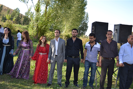 Yüksekova'da 03-04 Eylül 2011 tarihlerinde evlenen bazı çiftleri sizler için sayfamıza taşıdık. Yüksekova Güncel Ailesi olarak tüm çiftlerimize mutluluklar diliyoruz...