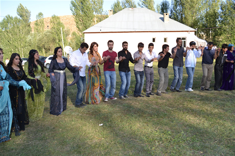 Yüksekova'da 03-04 Eylül 2011 tarihlerinde evlenen bazı çiftleri sizler için sayfamıza taşıdık. Yüksekova Güncel Ailesi olarak tüm çiftlerimize mutluluklar diliyoruz...