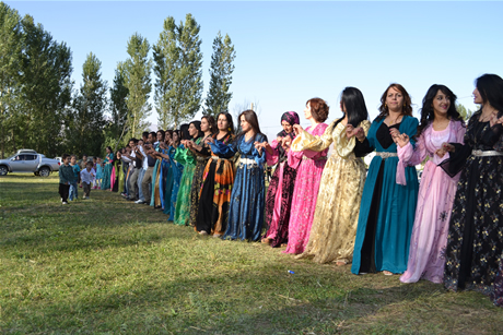 Yüksekova'da 03-04 Eylül 2011 tarihlerinde evlenen bazı çiftleri sizler için sayfamıza taşıdık. Yüksekova Güncel Ailesi olarak tüm çiftlerimize mutluluklar diliyoruz...