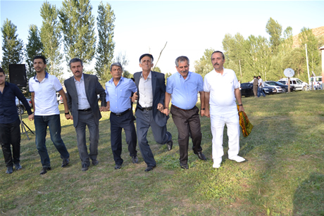 Yüksekova'da 03-04 Eylül 2011 tarihlerinde evlenen bazı çiftleri sizler için sayfamıza taşıdık. Yüksekova Güncel Ailesi olarak tüm çiftlerimize mutluluklar diliyoruz...