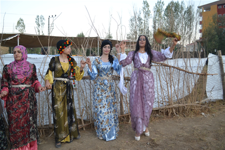 Yüksekova'da 03-04 Eylül 2011 tarihlerinde evlenen bazı çiftleri sizler için sayfamıza taşıdık. Yüksekova Güncel Ailesi olarak tüm çiftlerimize mutluluklar diliyoruz...