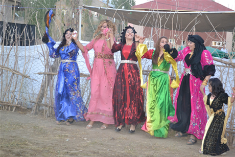 Yüksekova'da 03-04 Eylül 2011 tarihlerinde evlenen bazı çiftleri sizler için sayfamıza taşıdık. Yüksekova Güncel Ailesi olarak tüm çiftlerimize mutluluklar diliyoruz...