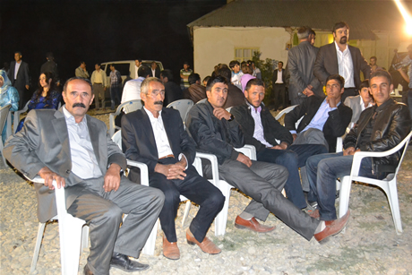 Yüksekova'da 03-04 Eylül 2011 tarihlerinde evlenen bazı çiftleri sizler için sayfamıza taşıdık. Yüksekova Güncel Ailesi olarak tüm çiftlerimize mutluluklar diliyoruz...