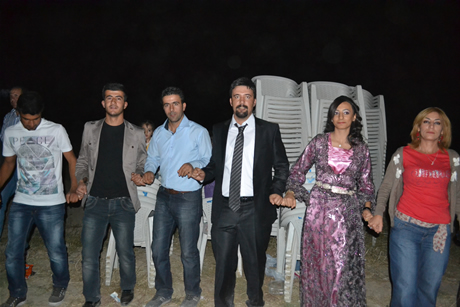 Yüksekova'da 03-04 Eylül 2011 tarihlerinde evlenen bazı çiftleri sizler için sayfamıza taşıdık. Yüksekova Güncel Ailesi olarak tüm çiftlerimize mutluluklar diliyoruz...