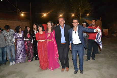 Yüksekova'da 03-04 Eylül 2011 tarihlerinde evlenen bazı çiftleri sizler için sayfamıza taşıdık. Yüksekova Güncel Ailesi olarak tüm çiftlerimize mutluluklar diliyoruz...