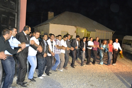 Yüksekova'da 03-04 Eylül 2011 tarihlerinde evlenen bazı çiftleri sizler için sayfamıza taşıdık. Yüksekova Güncel Ailesi olarak tüm çiftlerimize mutluluklar diliyoruz...