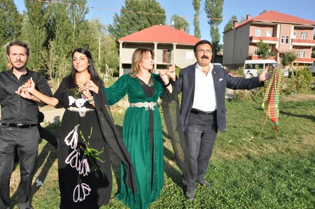 Hakkari'nin Yüksekova ilçesinde 10-11.2011 Eylül Dünya evine giren bazı çiftlerimizi sizler için sayfamıza taşıdık. Yüksekova Güncel ailesi olarak tüm çiftlerimize mutluluklar dileriz.