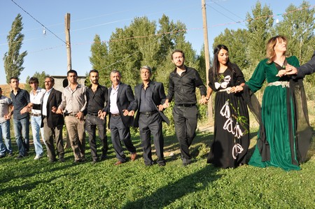 Hakkari'nin Yüksekova ilçesinde 10-11.2011 Eylül Dünya evine giren bazı çiftlerimizi sizler için sayfamıza taşıdık. Yüksekova Güncel ailesi olarak tüm çiftlerimize mutluluklar dileriz.
