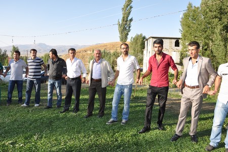 Hakkari'nin Yüksekova ilçesinde 10-11.2011 Eylül Dünya evine giren bazı çiftlerimizi sizler için sayfamıza taşıdık. Yüksekova Güncel ailesi olarak tüm çiftlerimize mutluluklar dileriz.