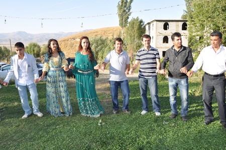 Hakkari'nin Yüksekova ilçesinde 10-11.2011 Eylül Dünya evine giren bazı çiftlerimizi sizler için sayfamıza taşıdık. Yüksekova Güncel ailesi olarak tüm çiftlerimize mutluluklar dileriz.