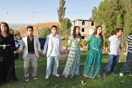 Hakkari'nin Yüksekova ilçesinde 10-11.2011 Eylül Dünya evine giren bazı çiftlerimizi sizler için sayfamıza taşıdık. Yüksekova Güncel ailesi olarak tüm çiftlerimize mutluluklar dileriz.